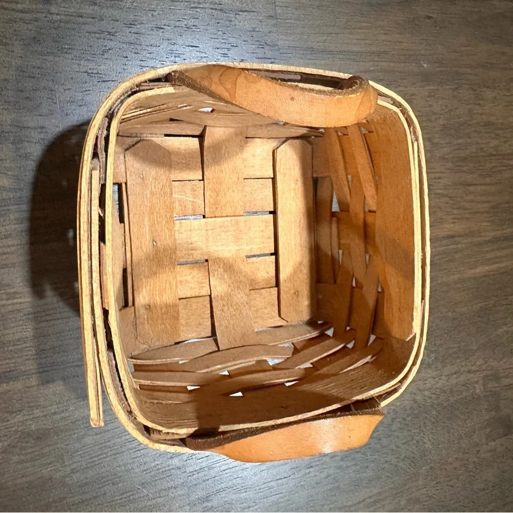 Longaberger 1992 Woven Basket - Picture 2 of 6